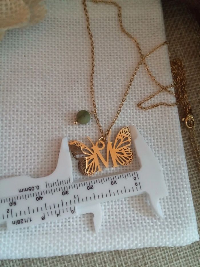 Collier papillon prénom lettre M et pierres de jade - photo numéro 3