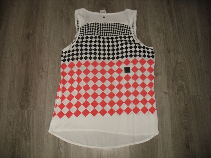 DÉBARDEUR BLANC A MOTIFS NOIR ET ROUGE "TREND BY MISS CAPTAIN" - TAILLE 42 - n°04 - photo numéro 3