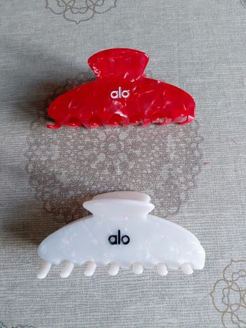 2 Pinces à cheveux Alo neuves 