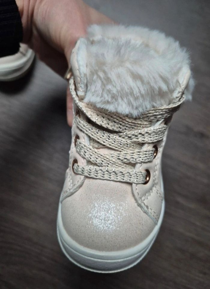 Magnifiques bottines fourrées neuve avec étiquette taille 18 - photo numéro 4