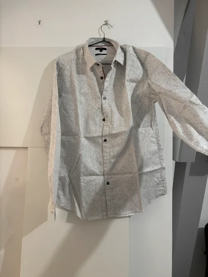 Chemise blanche à motifs