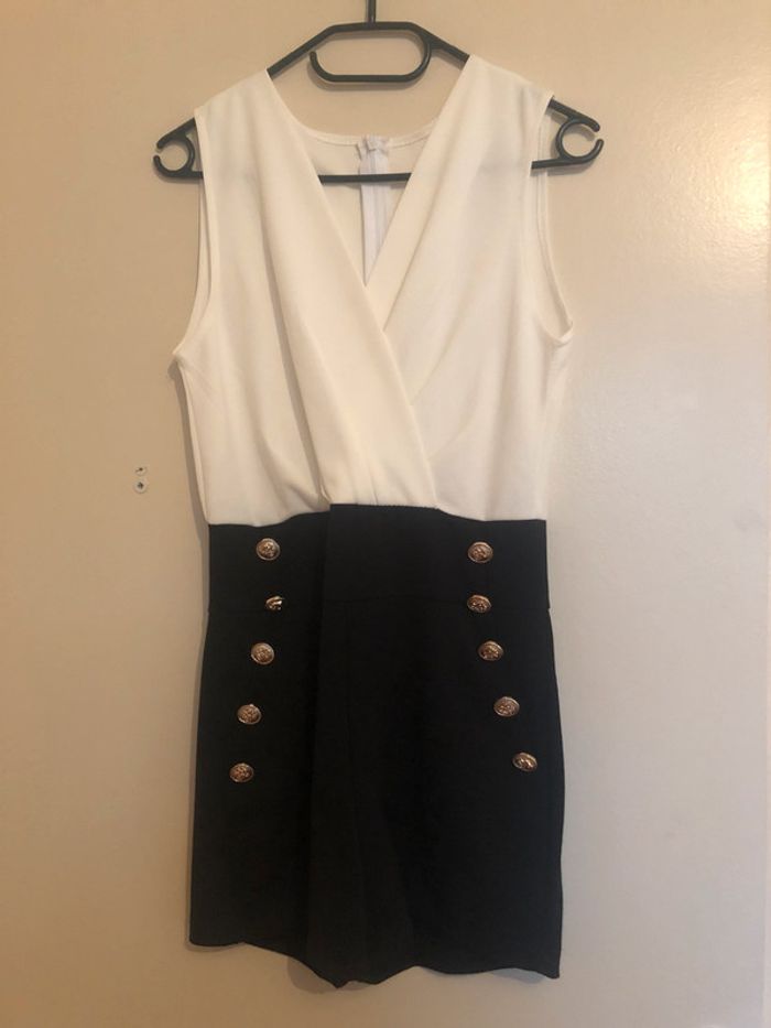 Combishort noire et blanche bouton style empereur