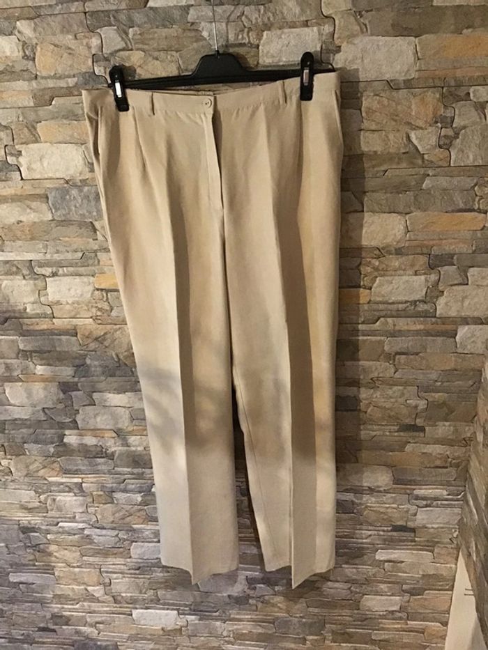 Très beau pantalon beige tissu effet velours daim taille 44 - photo numéro 4