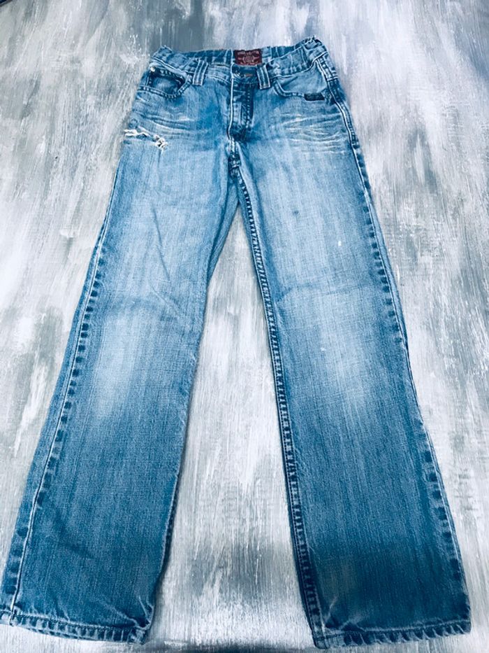 Jeans à trous.