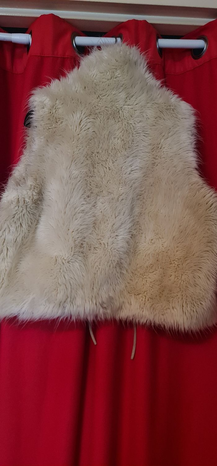 Veste fourrure synthétique sans manches avec petit laçage devant. - photo numéro 5