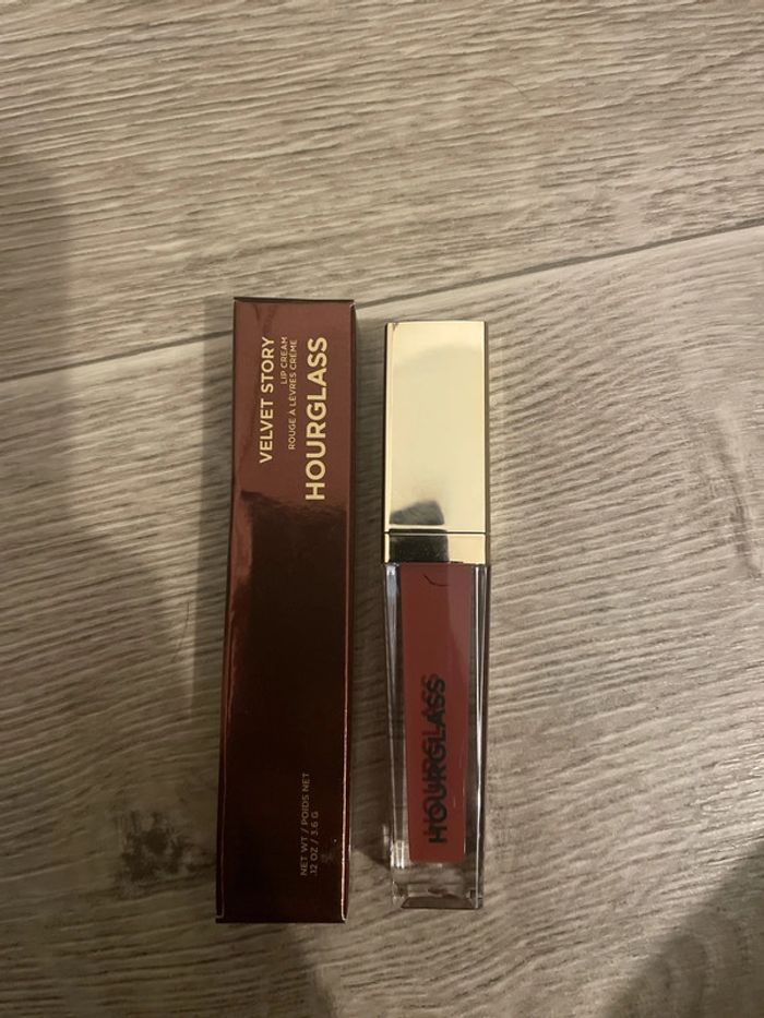 Hourglass Velvet Story Lip Cream Indulge