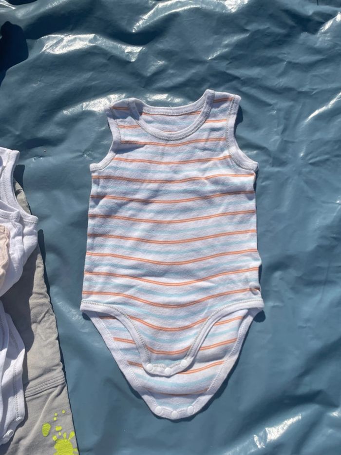 Lot vêtements bodys 24 mois - photo numéro 5