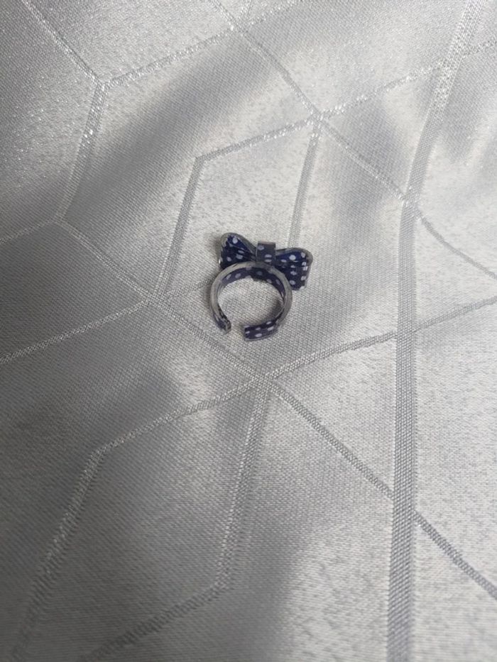 Bague en Plastique Noeud Papillon – Bleu avec Pois Blanc - photo numéro 2