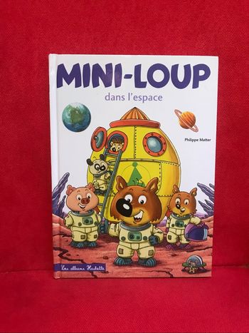 Livre mini loup dans l’espace