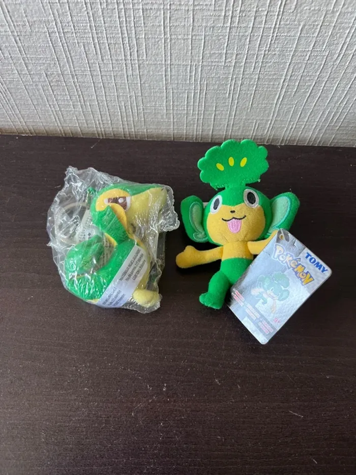 Lot Pokémon 2 peluches porte clés officielles Noir et Blanc