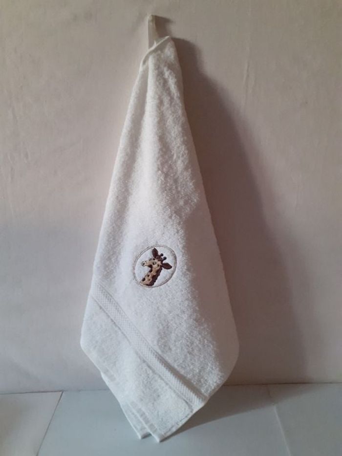 Serviette éponge blanc girafe brodé