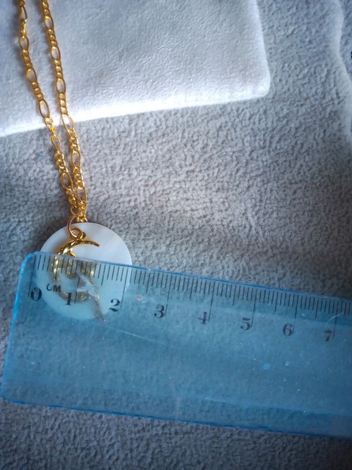 Collier petite fée sur disque de nacre blanche - photo numéro 3