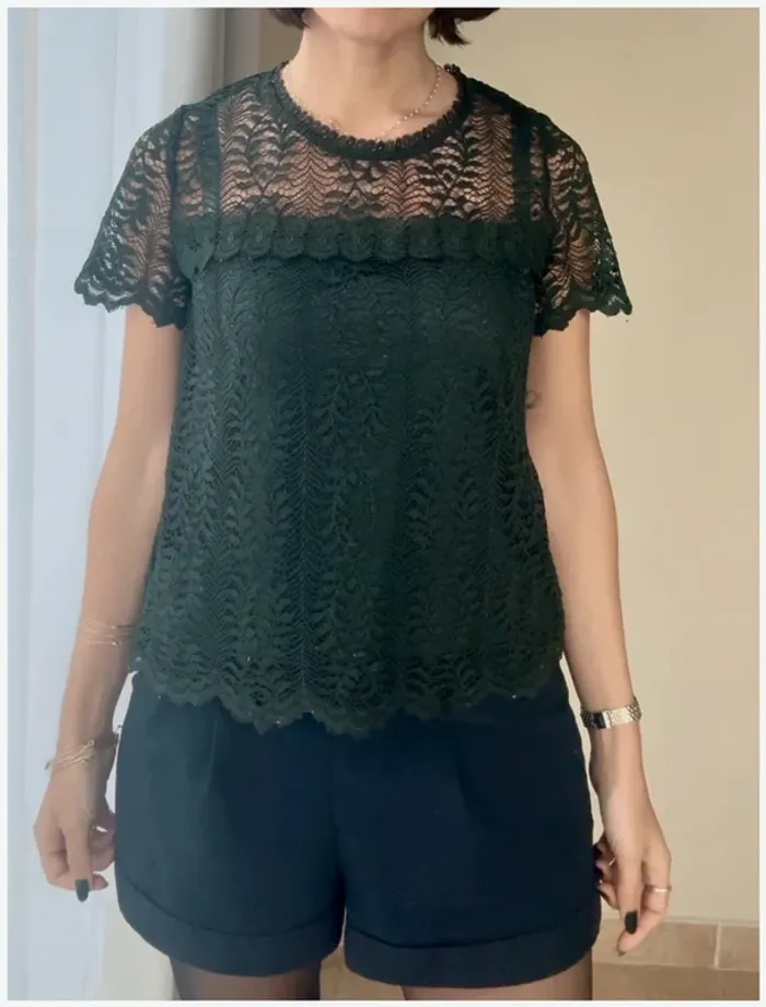 Top Kookaï en dentelle vert taille 36 très bon état - photo numéro 2