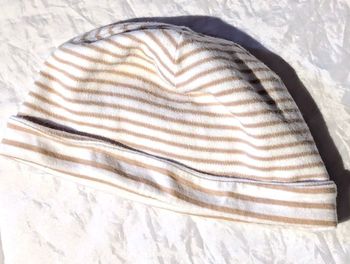 Petit Bonnet Blanc Rayures Horizontales Marrons Vêtement Accessoire Petits Enfants Bébés