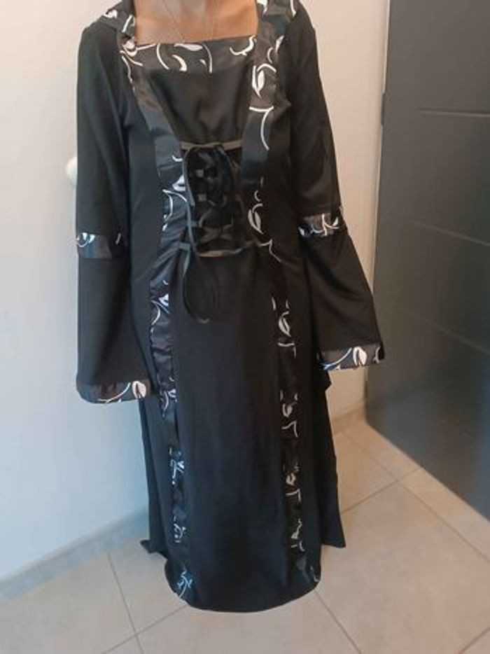 🖤[NEUF] Robe médiévale noire à capuche pointue et laçage avant/arrière