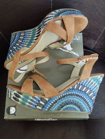 Sandales semelles plateformes compensées motif paon