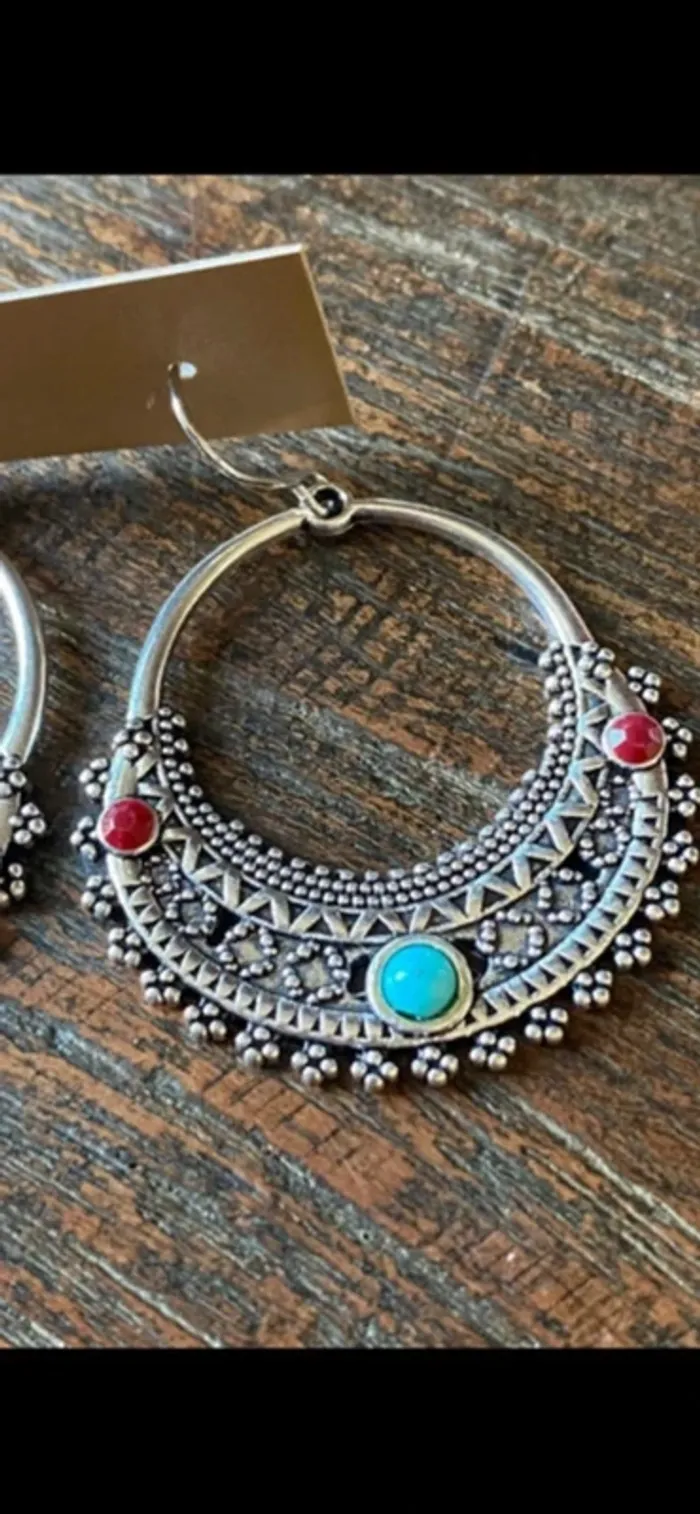 Magnifique paire de boucles d’oreilles argentées avec pierres rouges et turquoise - photo numéro 2