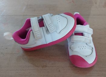 Baskets fille pointure 25 en bon état