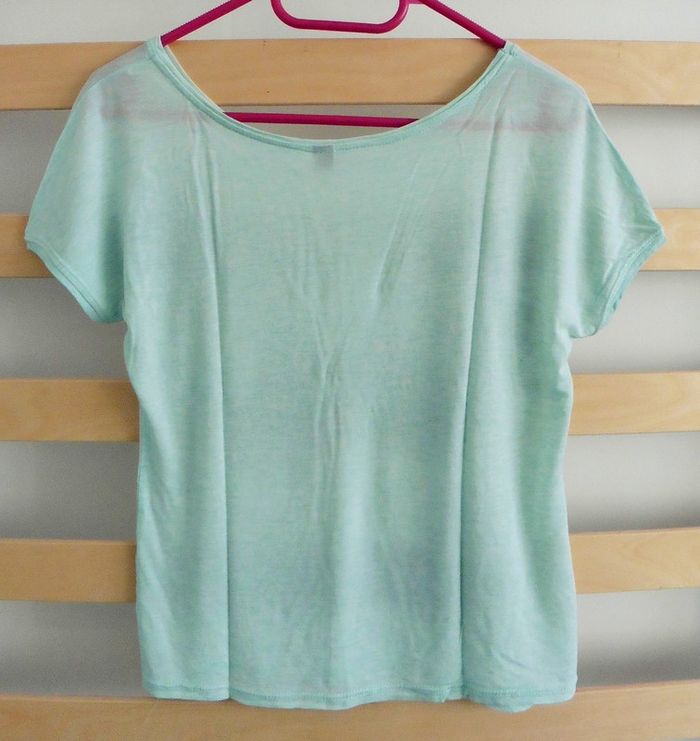 T-shirt vert imprimé fée. Ailes en voile noir effet papillon. Pimkie. Taille 38 - photo numéro 4