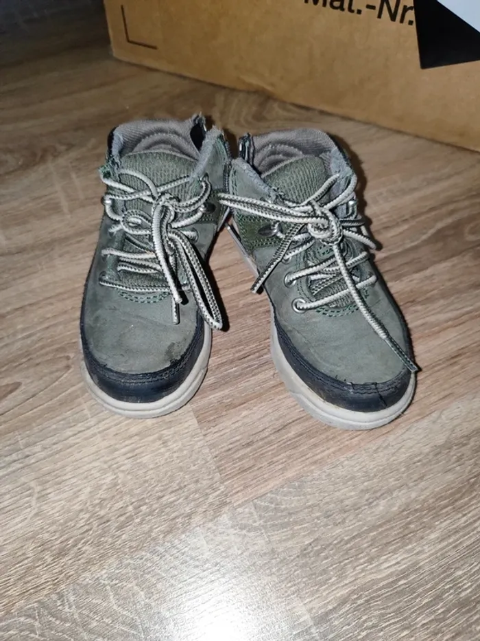 Chaussures hautes 23