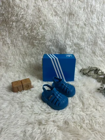 Paire de sandales superstar Adidas taille 19