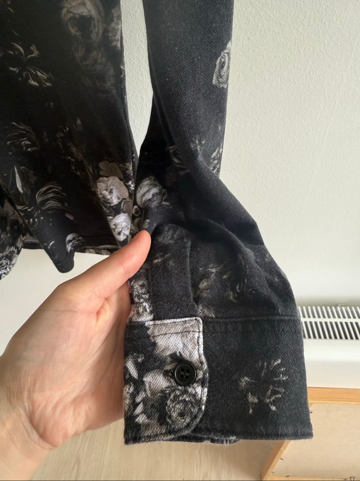 Chemise manches longues noir à motifs fleuri gris blanc H&M taille 36 S - photo numéro 4