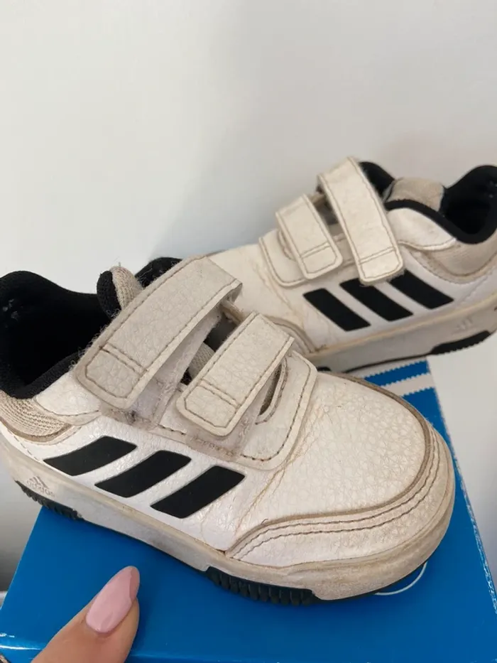 Basket Adidas enfant taille 22 - photo numéro 2