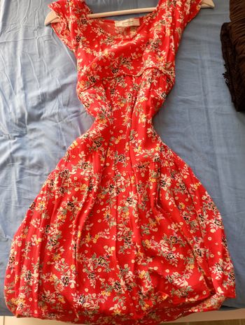 Robe rouge floral, manches courtes