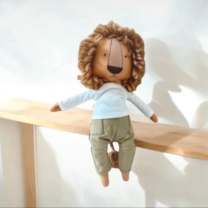 Peluche poupée lion