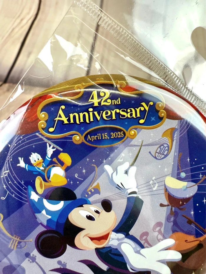 Badge Disneyland Tokyo 42e anniversaire Mickey fantasia orchestre - photo numéro 2