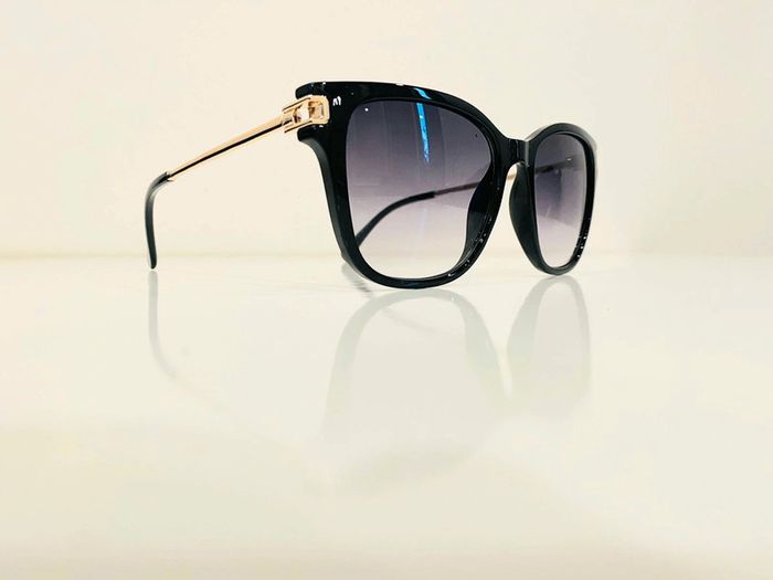 Lunette de soleil femme noire et dorée verres dégradés uvprotection catégorie 3