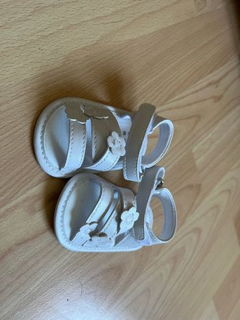 Sandalettes blanches bébé 