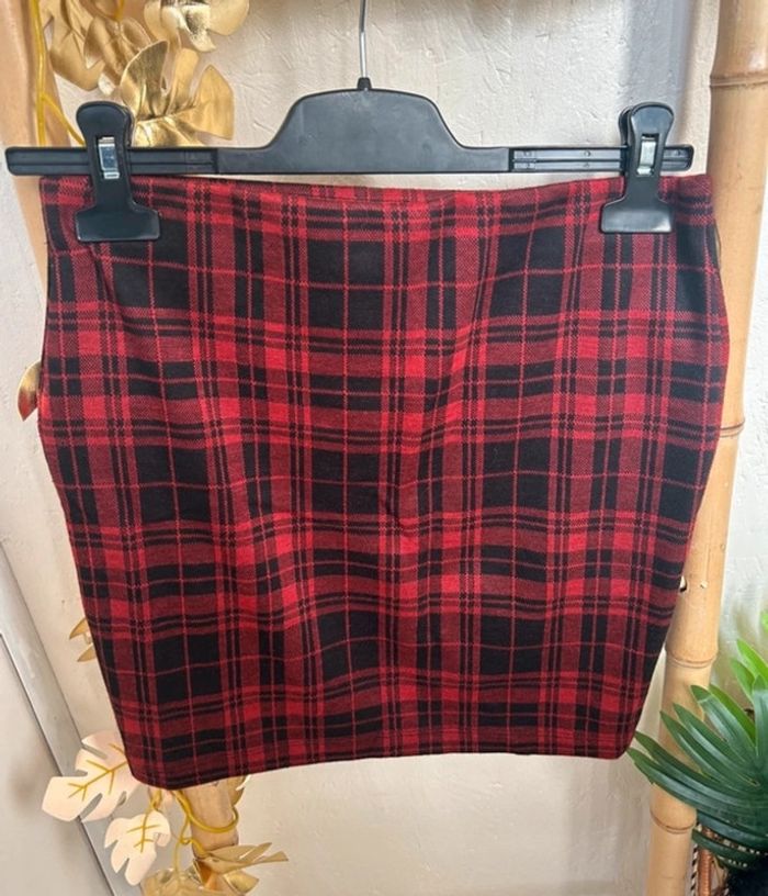 Jupe courte rouge et carreaux noirs  S GEMO - photo numéro 5