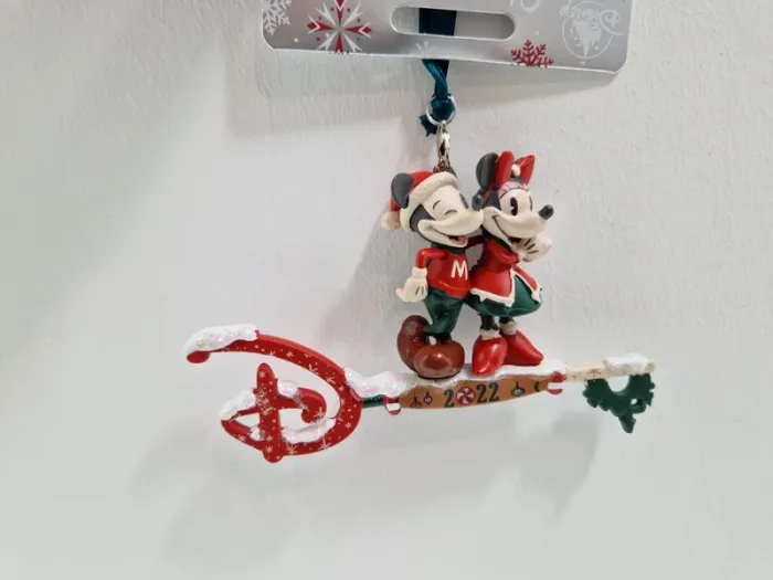 D138-Disney Mickey and Minnie 2022 Festive Key Hanging Ornament - photo numéro 4