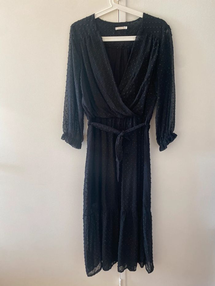 Robe noire plumetis
