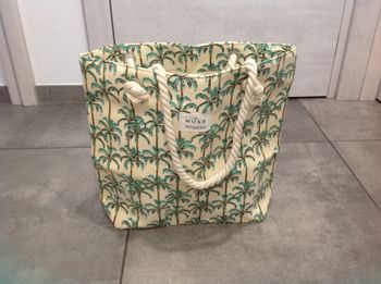 Sac d'été Nuxe et Hipanema motifs tropicaux