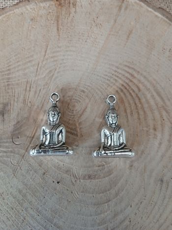 Lot de deux pendentifs bouddha