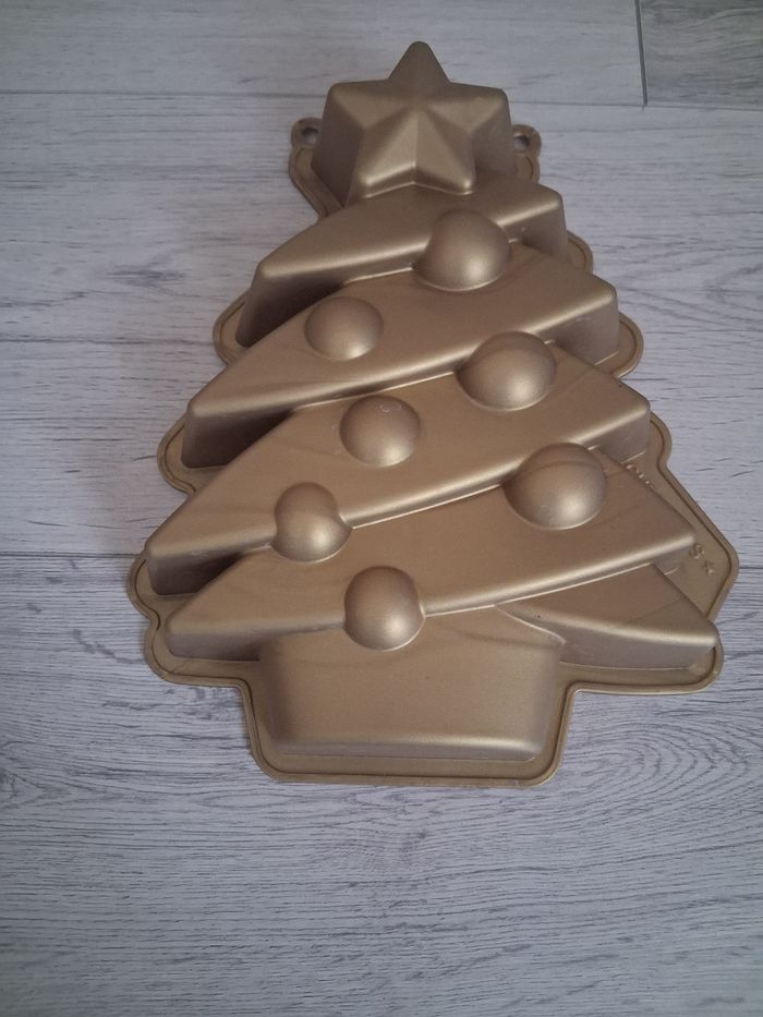 Moule en silicone dore "Sapin de Noel" en tres bon etat - photo numéro 4
