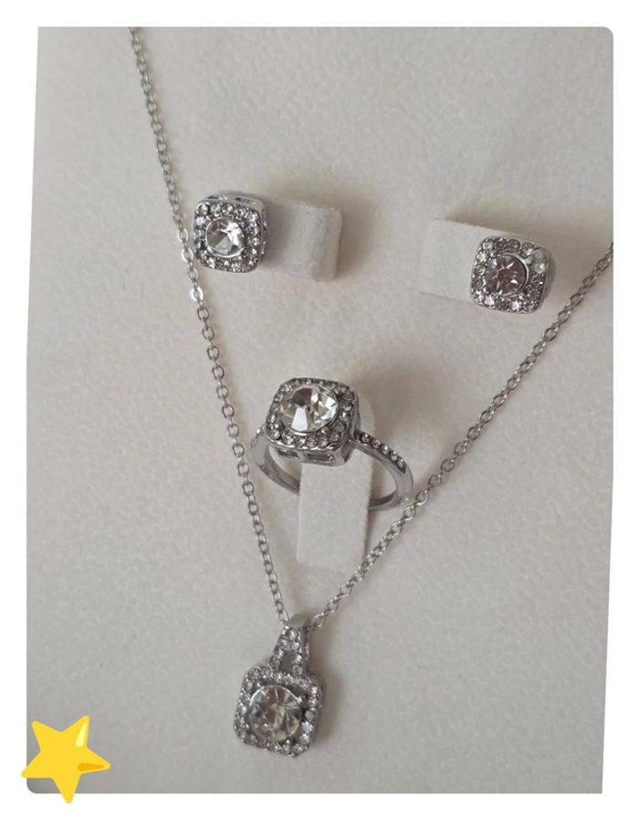 Parrure collier + pendentif + boucle d'oreilles + bague carrés strass blanc