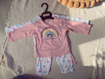 Lot de 2 pyjamas 2 pièces coeur et arc en ciel neuf