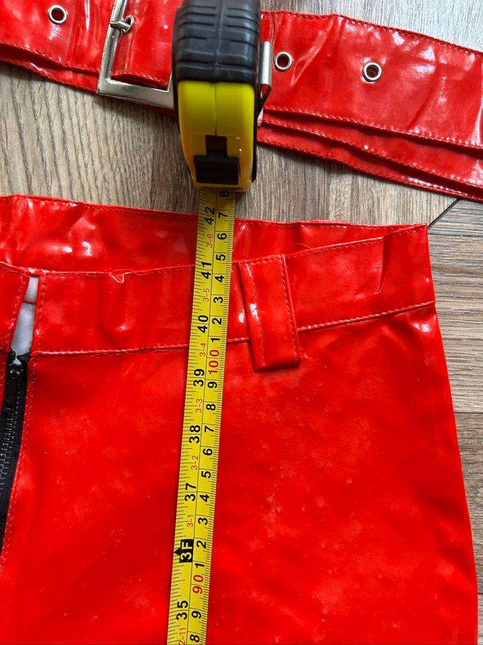 Tenue vinyle rouge : Haut court, pantalon patte d'éléphant et ceinture | Déguisement Carnaval ou Halloween 🎃 - photo numéro 8