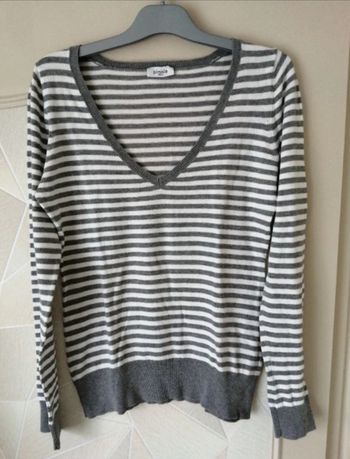 Pull rayé gris et blanc cassé