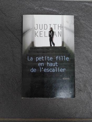 Livre La petite fille en haut de l'escalier