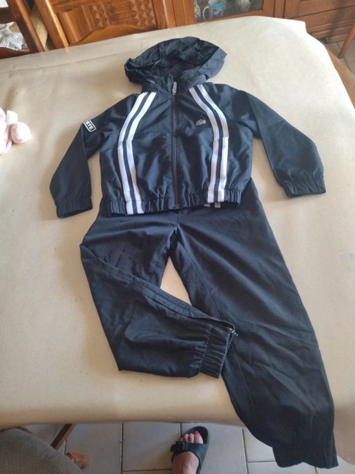 Jogging Lacoste véritable. Taille 4 ans.( 104 cm )