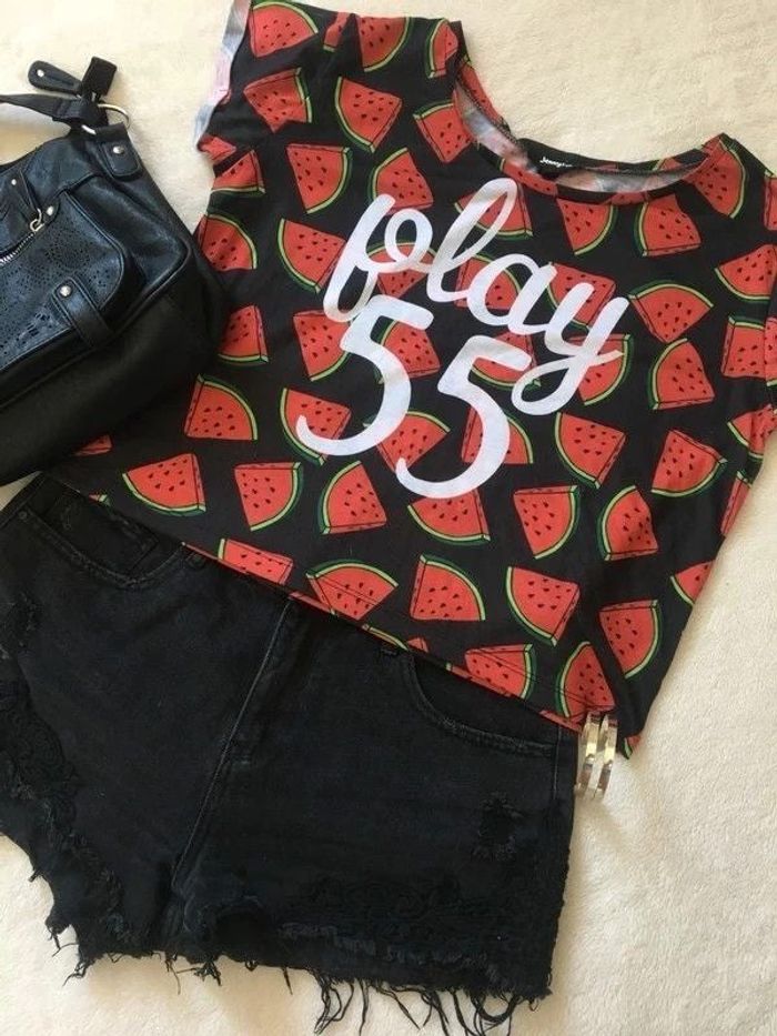 Haut t-shirt crop top noir et rouge à motifs imprimés pastèque écriture à manches courtes col rond