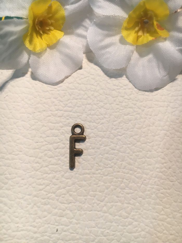 pendentif fantaisie métal doré vieilli lettre de l'alphabet
