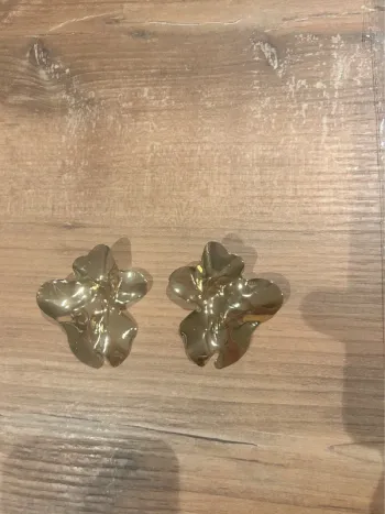 Boucles d’oreilles doré neuve