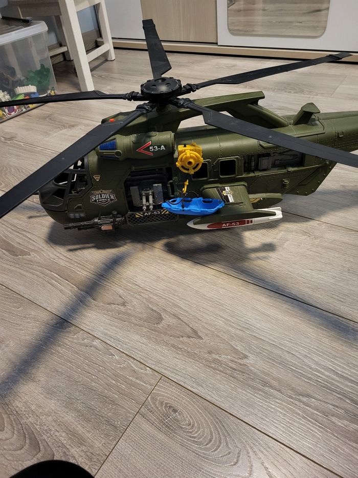 Hélicoptère avec voiture et militaires - photo numéro 3