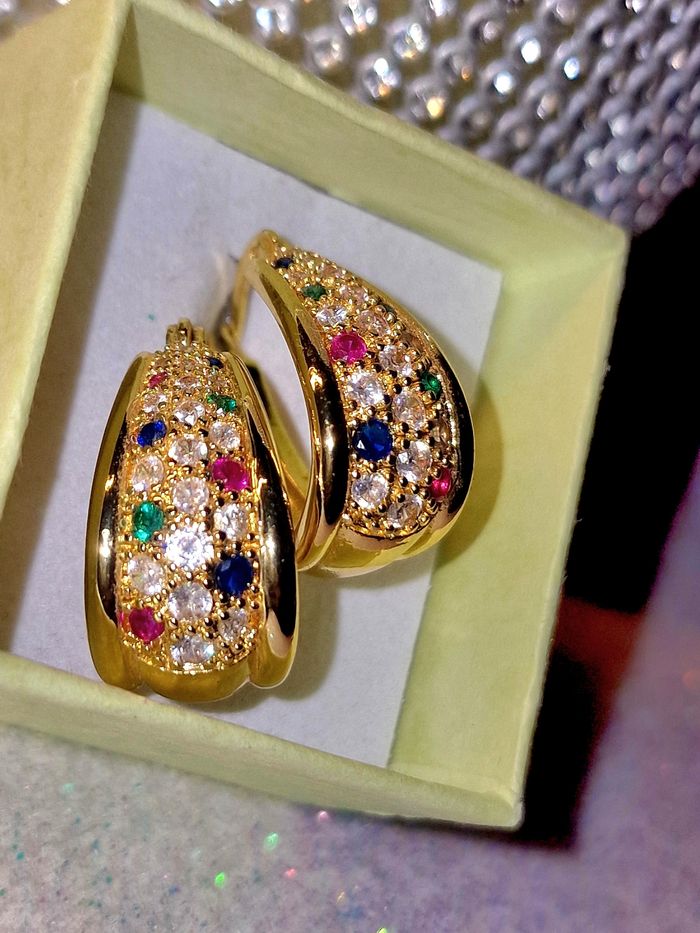 Magnifique boucles d’oreilles incrustées de cristaux - photo numéro 2