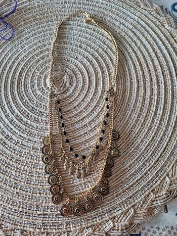 Collier doré à breloques